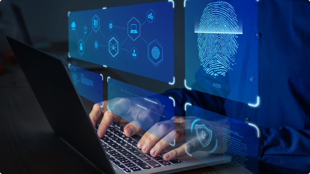 Ein Mann benutzt einen Laptop mit einem Fingerabdruck darauf