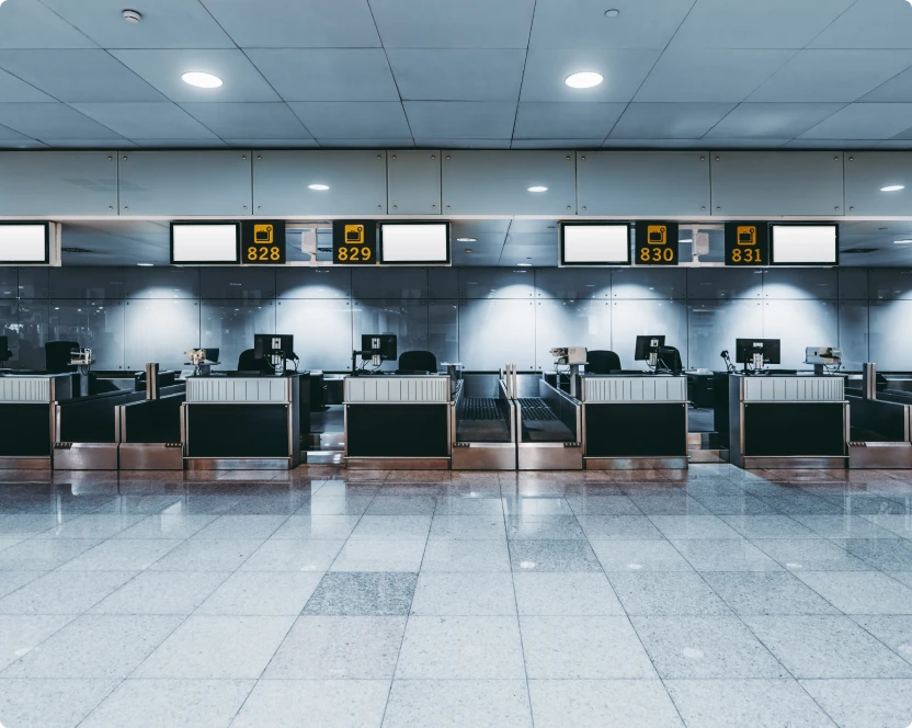 Eine Reihe von Check-in-Schaltern an einem Flughafen