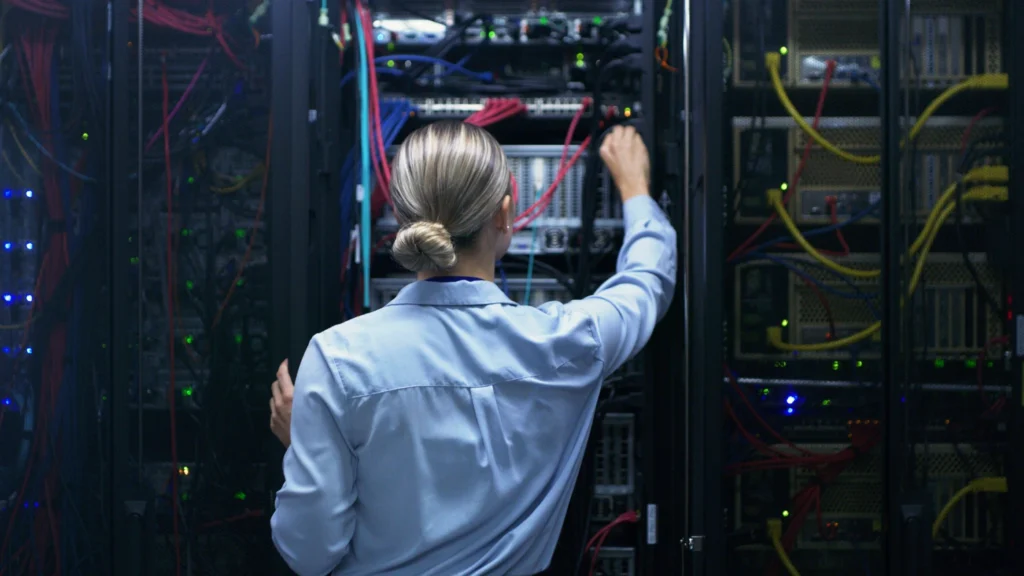 Eine Frau arbeitet an einem Server in einem Serverraum