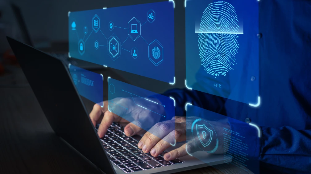 Ein Mann sitzt an einem Schreibtisch und hält Papiere in der Hand