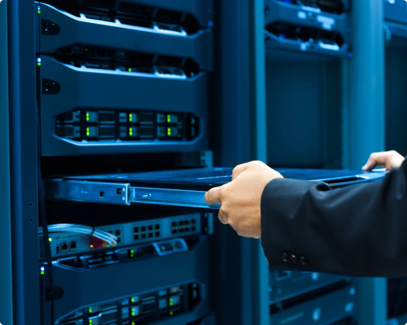 Ein Mann in einem Anzug öffnet einen Server in einem Serverraum