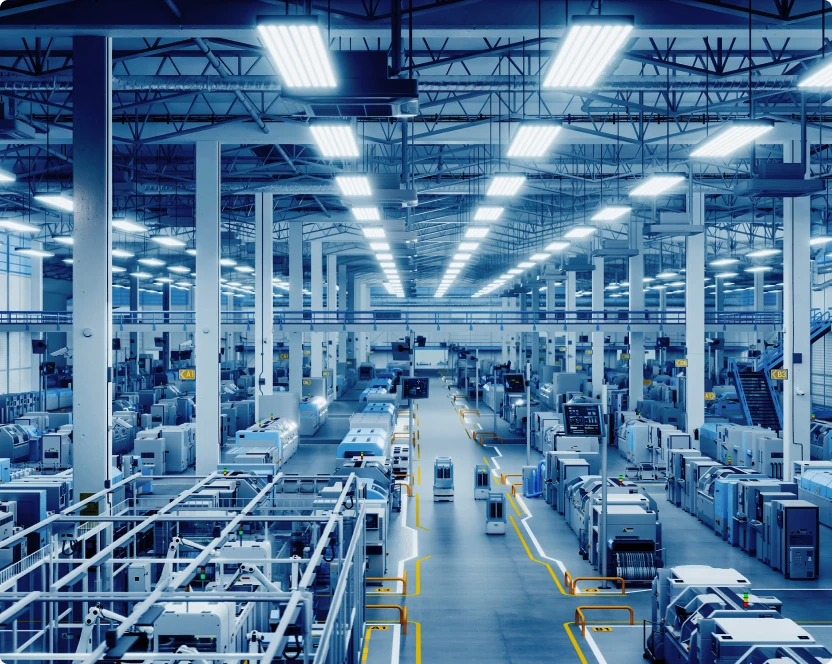 Eine große Fabrik mit vielen Maschinen