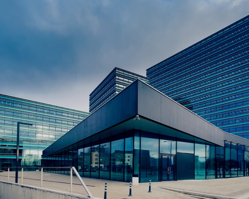 Ein Gebäude mit vielen Fenstern und einem blauen Himmel dahinter