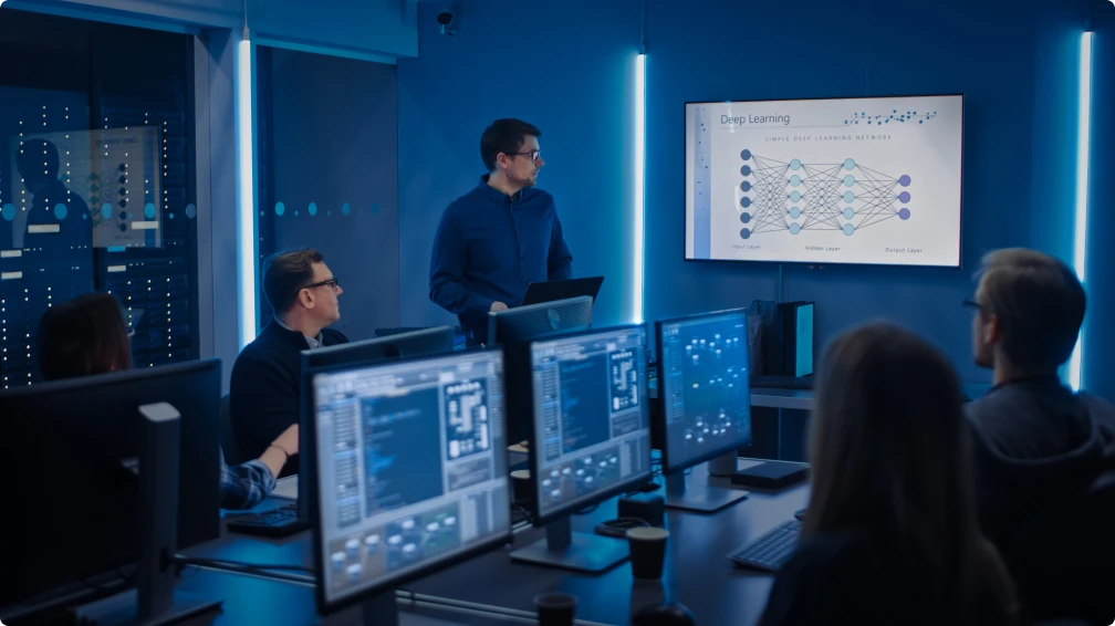 Ein Mann hält eine Präsentation über deep learning